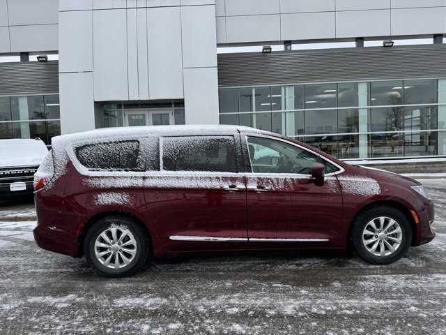 Used 2018 Chrysler Pacifica Touring-L Plus image 4