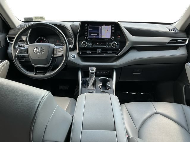 Used 2021 Toyota Highlander XLE AWD/4WD image 12