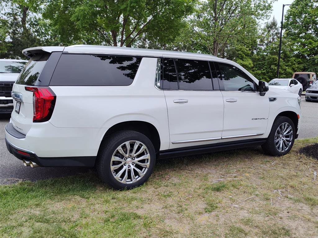 Used 2022 GMC Yukon XL Denali w/ Advanced Technology Package AWD/4WD image 3