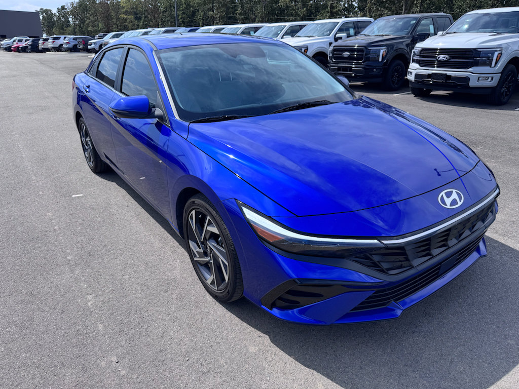 Used 2025 Hyundai Elantra Limited w/ Cargo Package FWD image 3