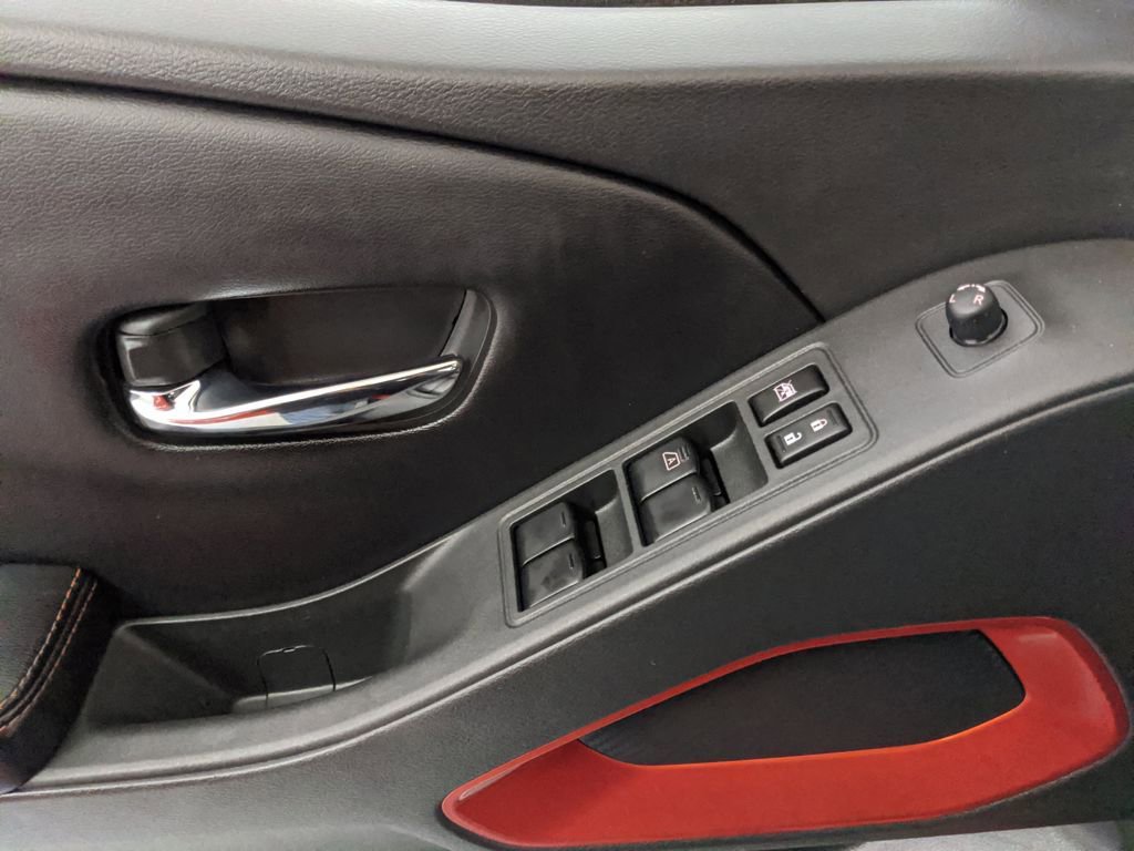 Used 2025 Nissan Frontier PRO-4X image 17