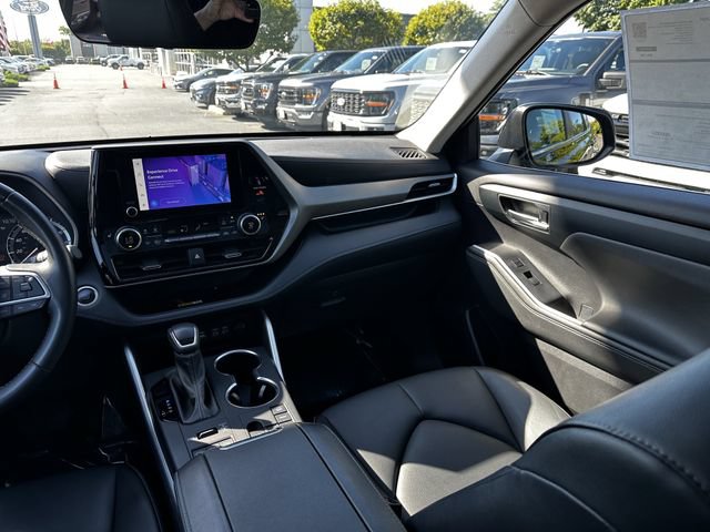 Used 2024 Toyota Highlander XLE AWD/4WD image 17