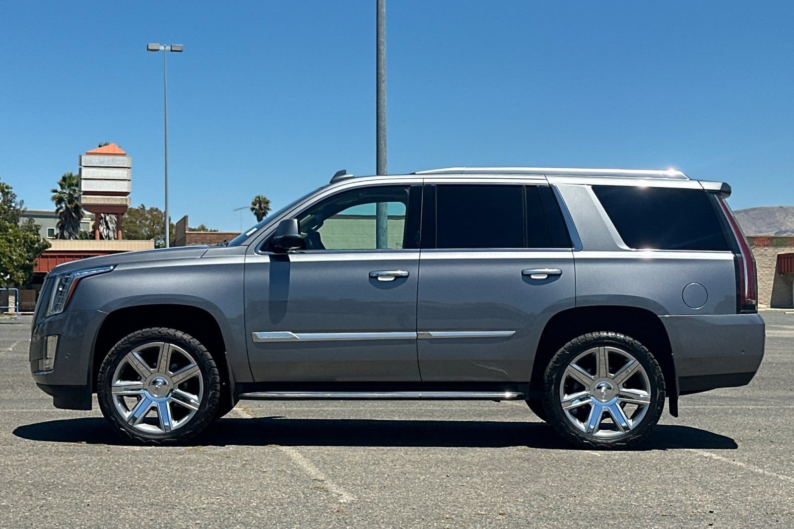 Used 2019 Cadillac Escalade Luxury RWD image 7