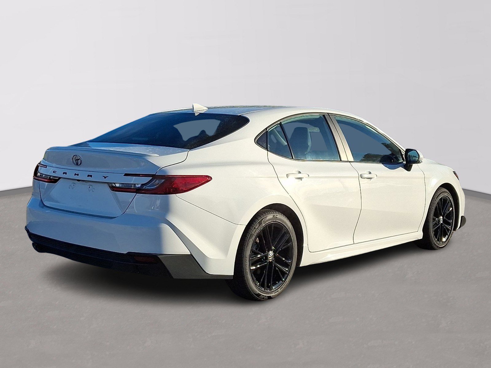 Used 2025 Toyota Camry SE FWD image 6