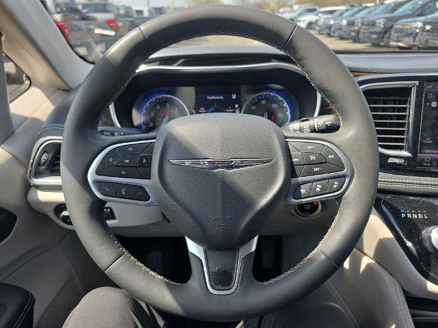 Used 2024 Chrysler Pacifica Limited FWD image 24