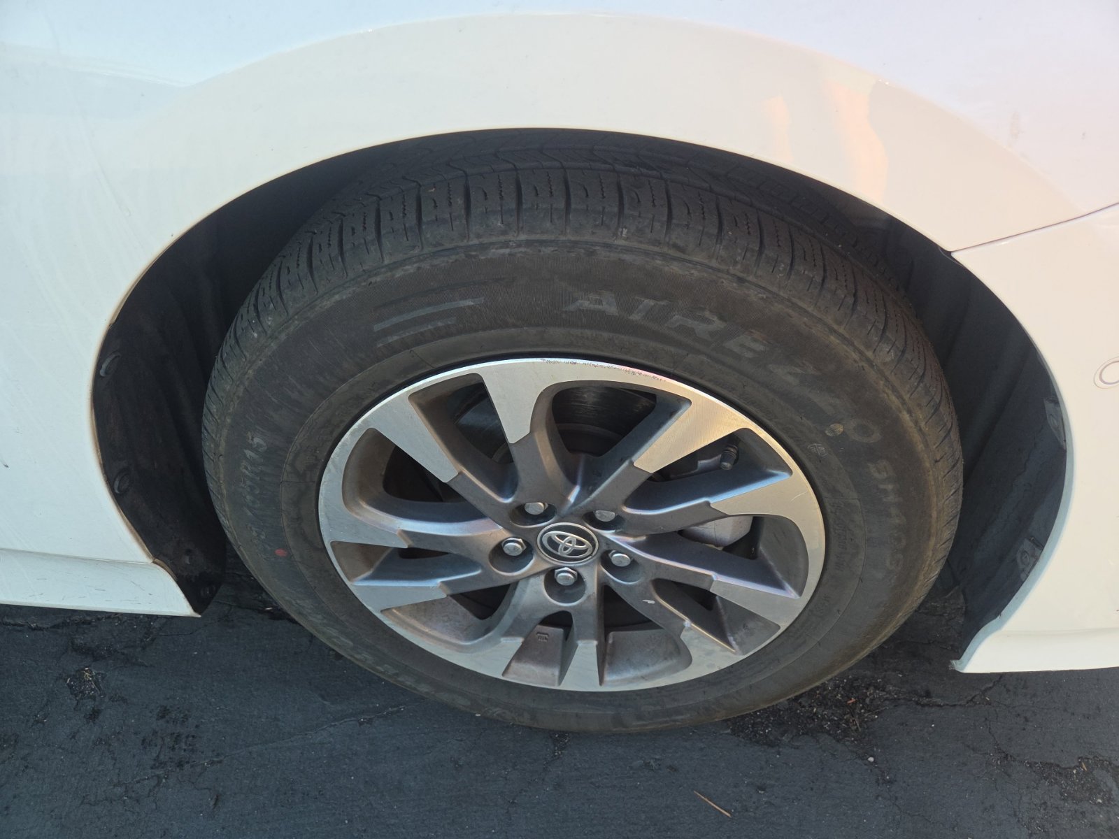 Used 2022 Toyota Prius XLE w/ Premium Convenience Package FWD image 2