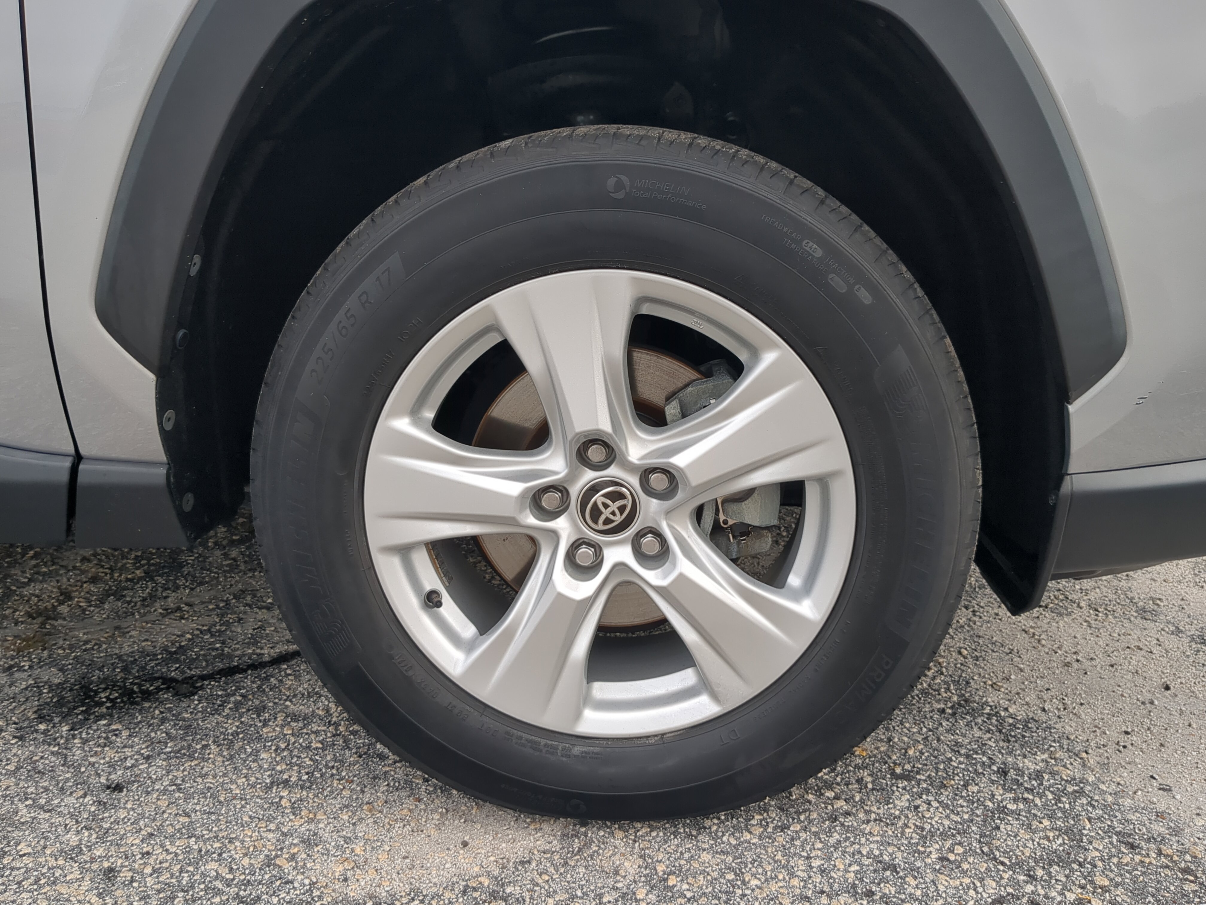 Used 2021 Toyota RAV4 XLE w/ Convenience Package FWD image 9