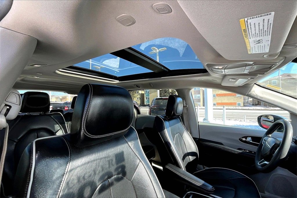 Used 2023 Chrysler Pacifica Limited image 21