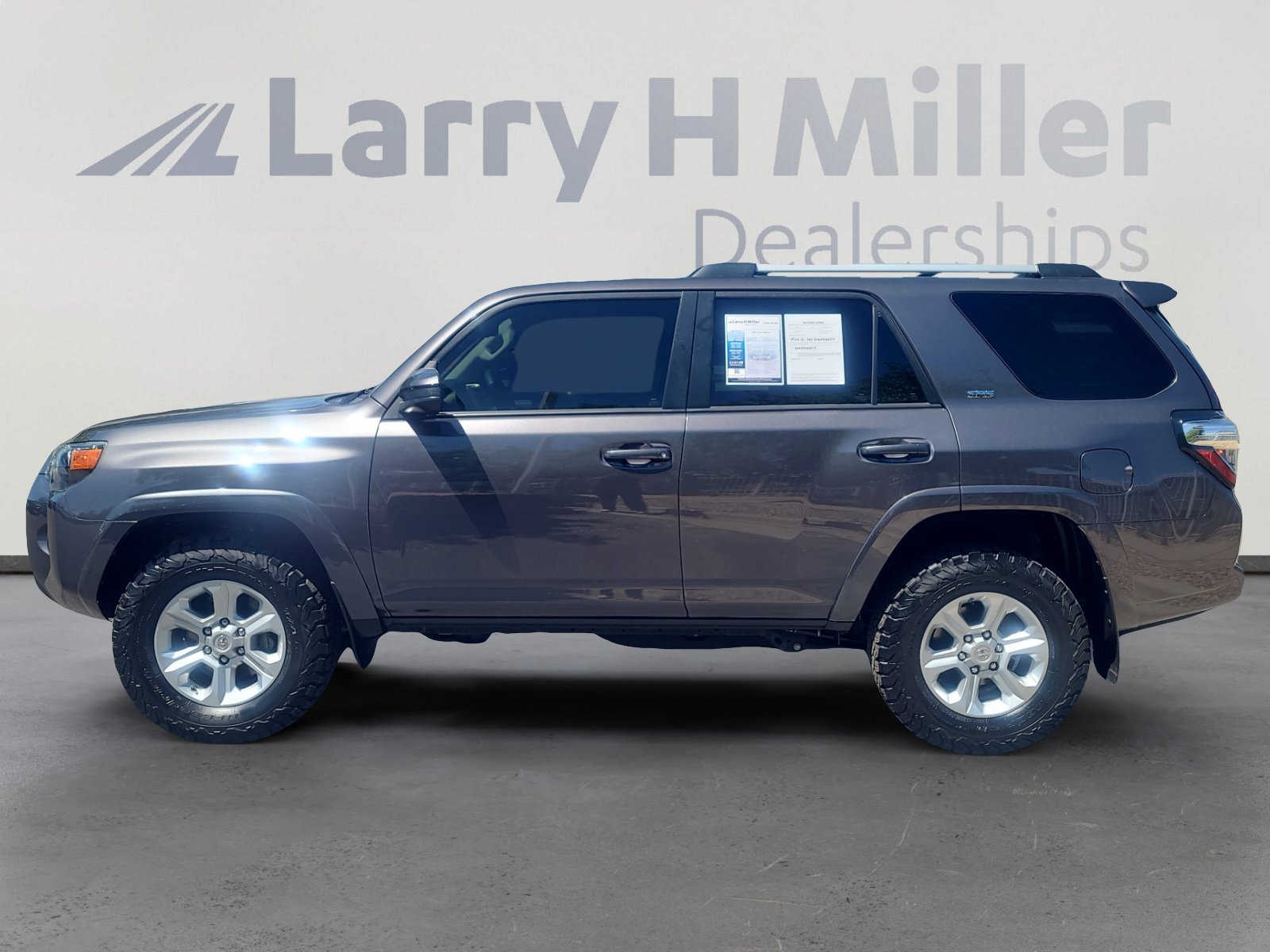 Used 2020 Toyota 4Runner SR5 AWD/4WD image 2