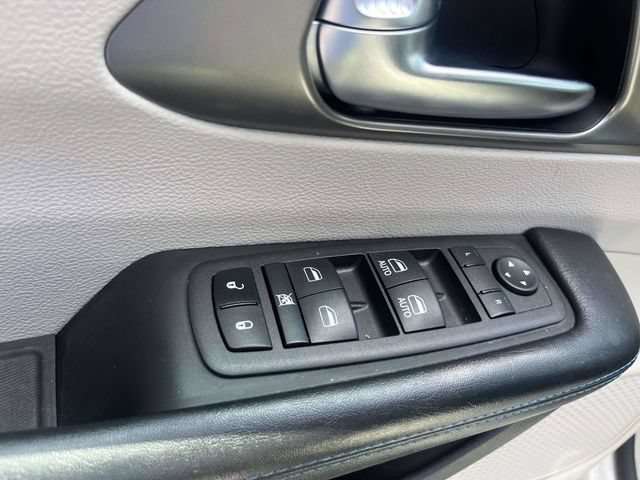 Used 2021 Chrysler Pacifica Touring-L FWD image 19