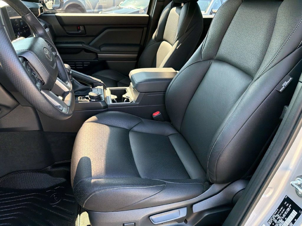 Used 2025 Toyota 4Runner SR5 AWD/4WD image 35