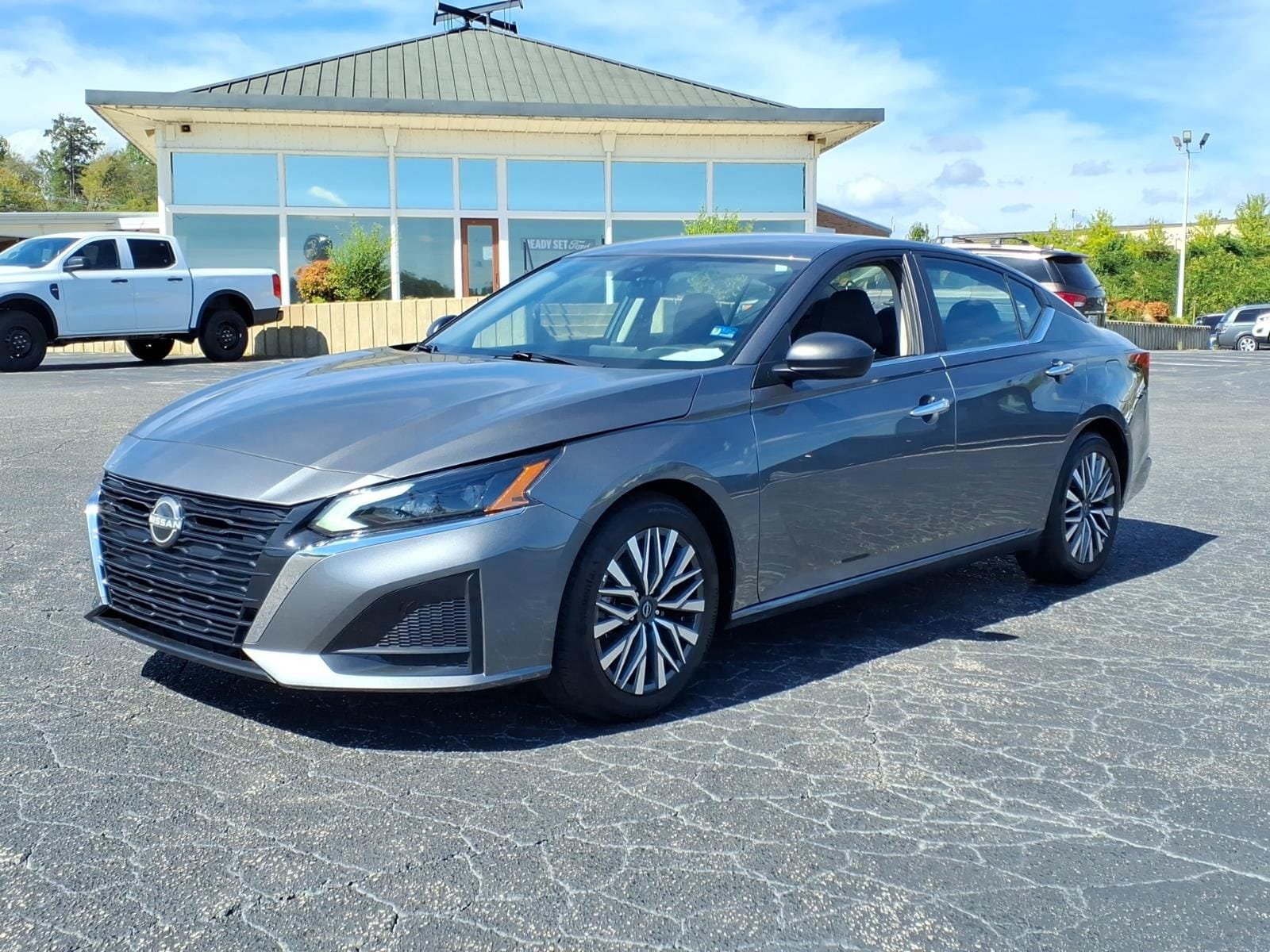 Used 2025 Nissan Altima 2.5 SV FWD image 3