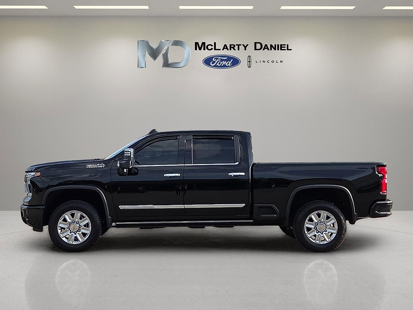 Used 2024 Chevrolet Silverado 2500 High Country w/ High Country Premium Package AWD/4WD image 3