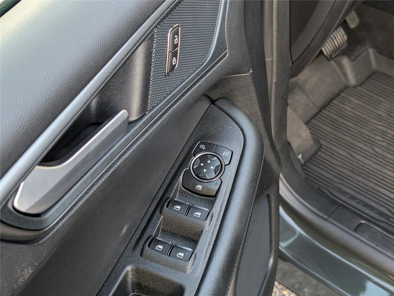 Certified 2024 Ford Edge SE w/ Black Appearance Package image 17