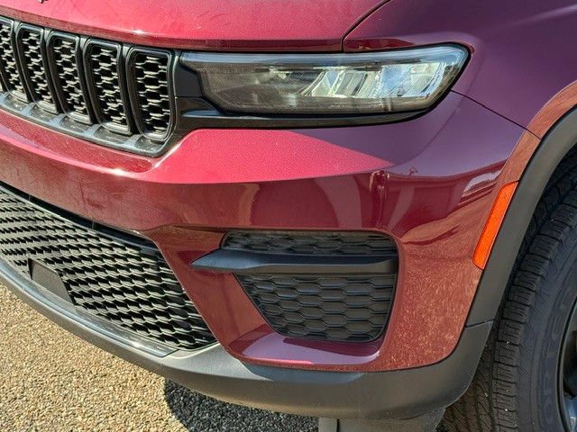 Used 2023 Jeep Grand Cherokee Altitude AWD/4WD image 9