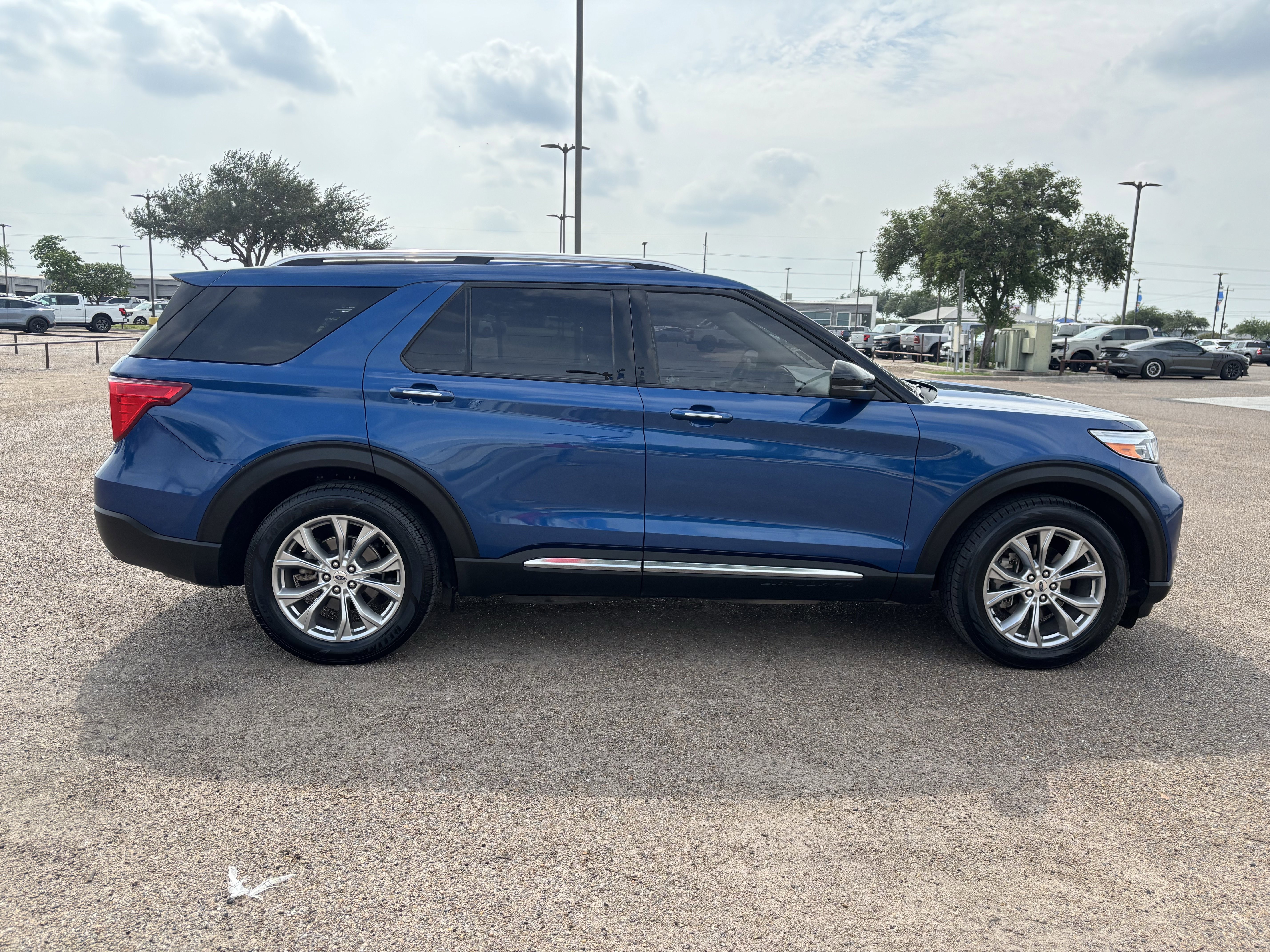 Certified 2022 Ford Explorer Limited w/ Equipment Group 301A RWD image 6