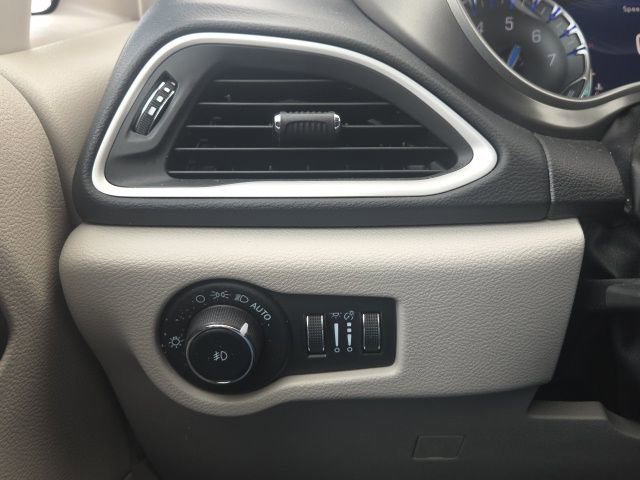 Used 2023 Chrysler Pacifica Touring-L FWD image 31
