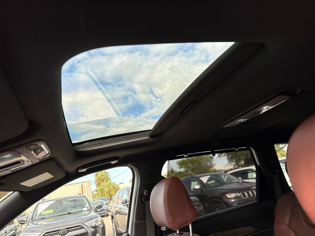 Used 2024 Kia Telluride EX w/ EX Captain's Chair Package image 8