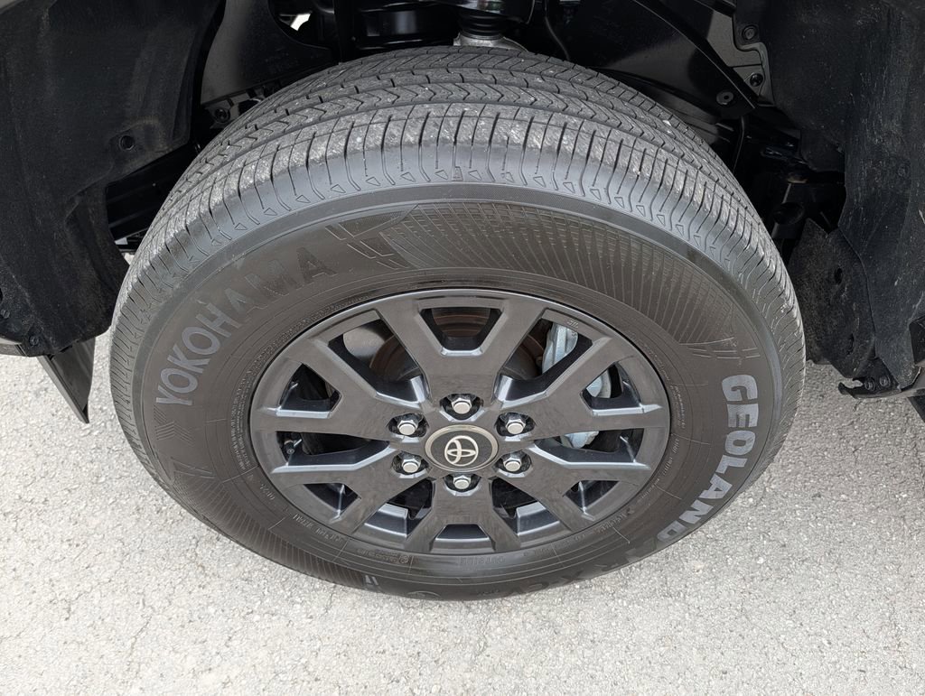 Used 2025 Toyota 4Runner SR5 AWD/4WD image 32