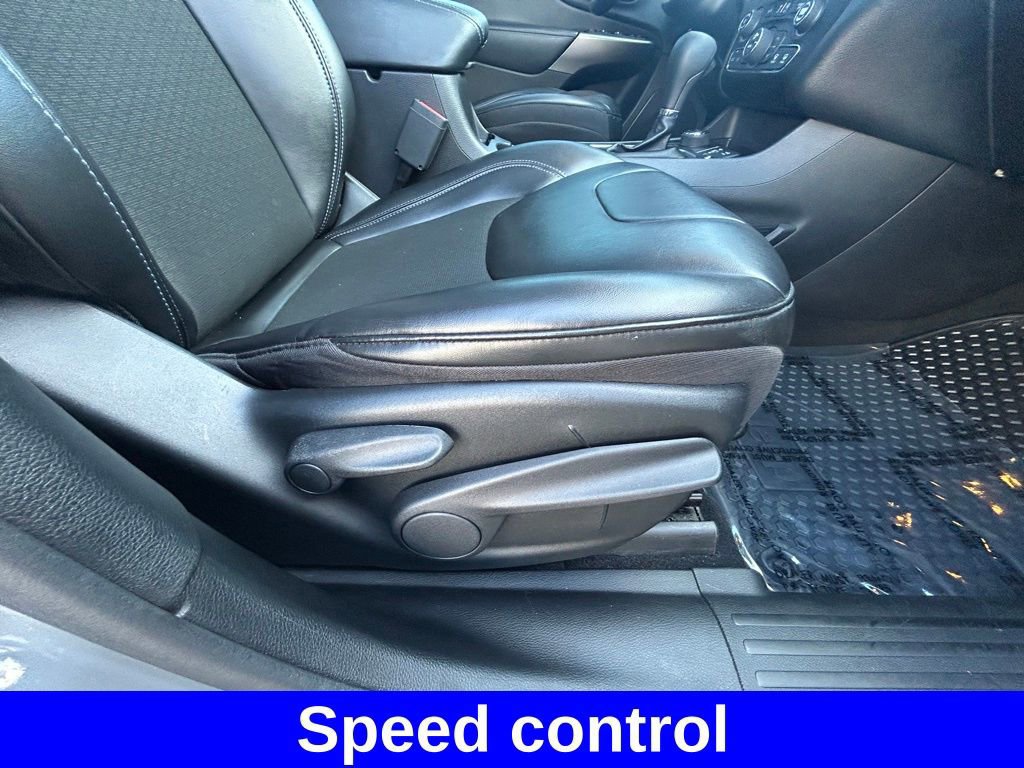 Used 2020 Jeep Cherokee Latitude Plus w/ Comfort/Convenience Group AWD/4WD image 26