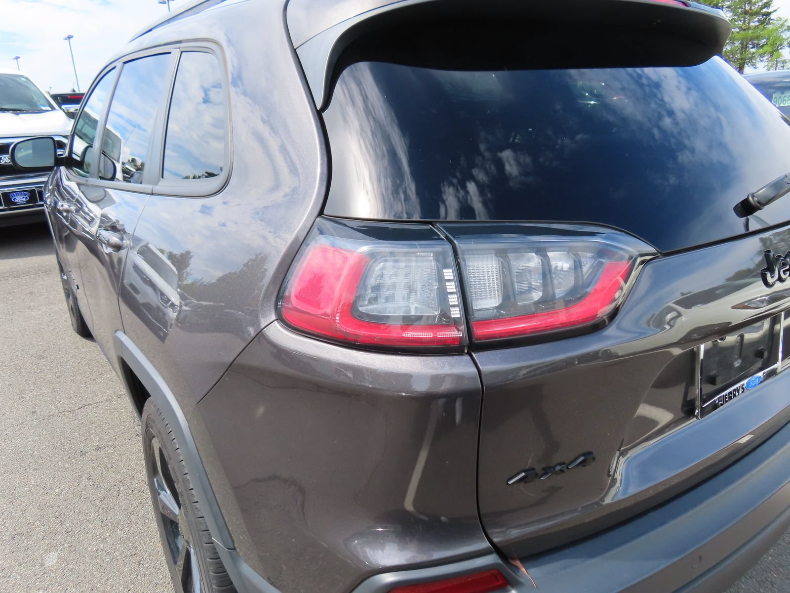 Used 2019 Jeep Cherokee Latitude Plus AWD/4WD image 10