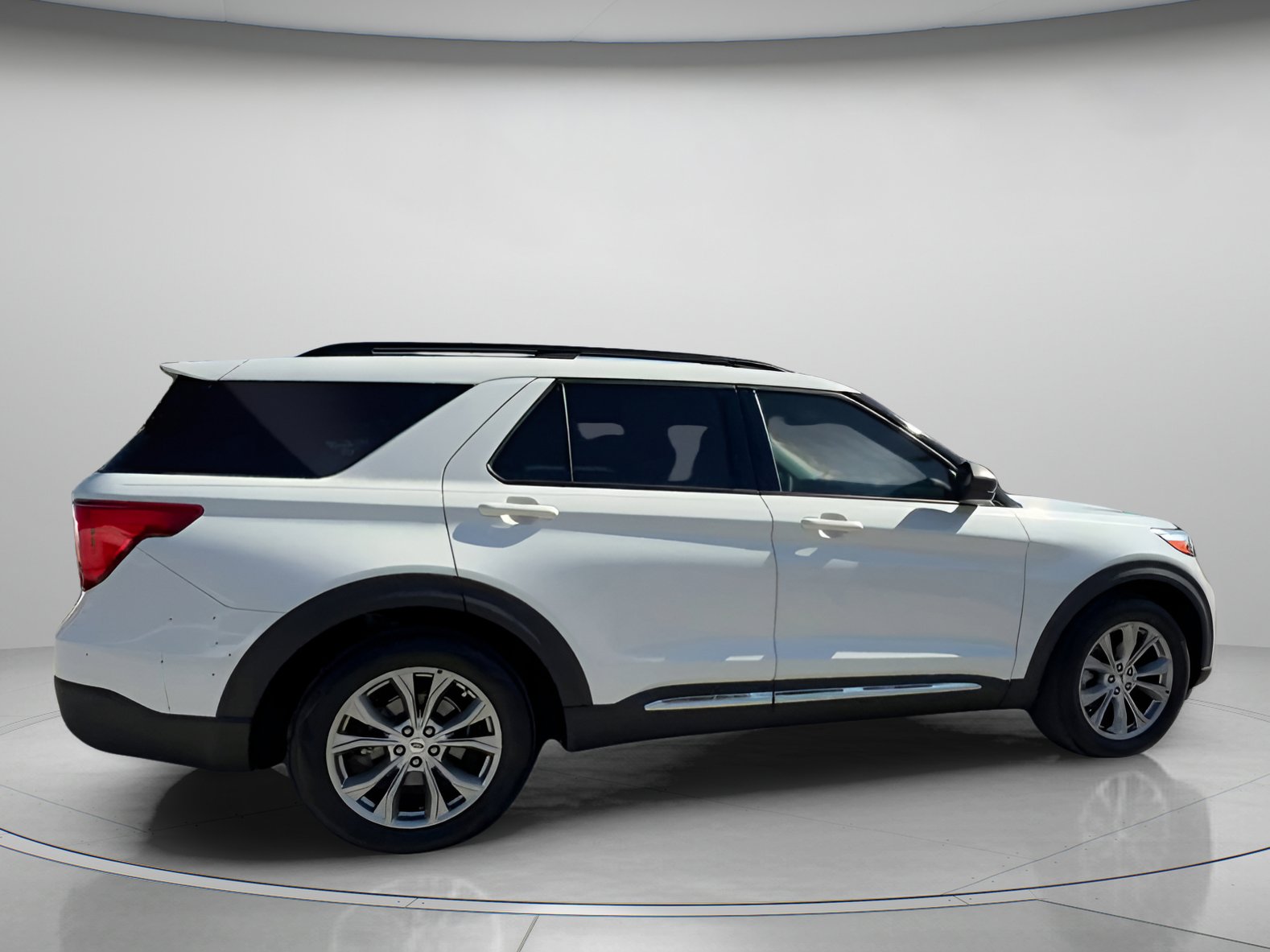 Certified 2022 Ford Explorer XLT w/ Equipment Group 202A image 29