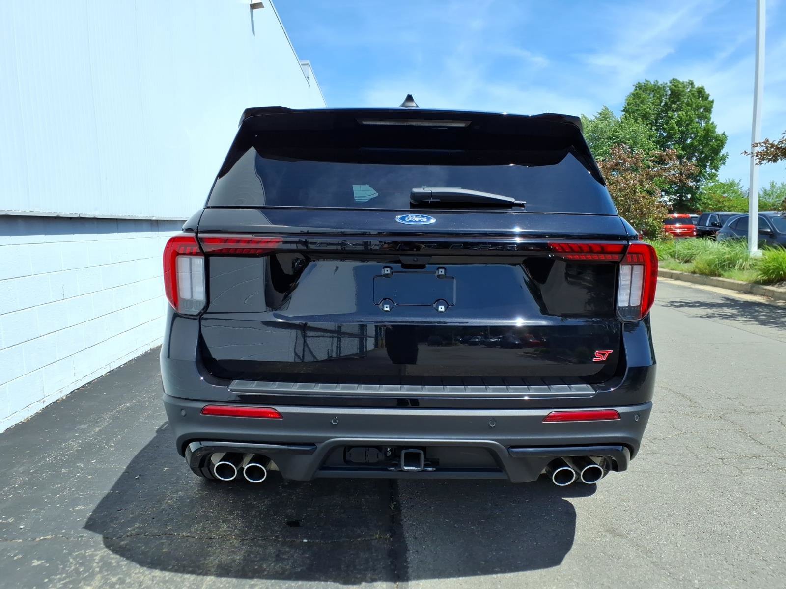 Certified 2025 Ford Explorer ST AWD/4WD image 3