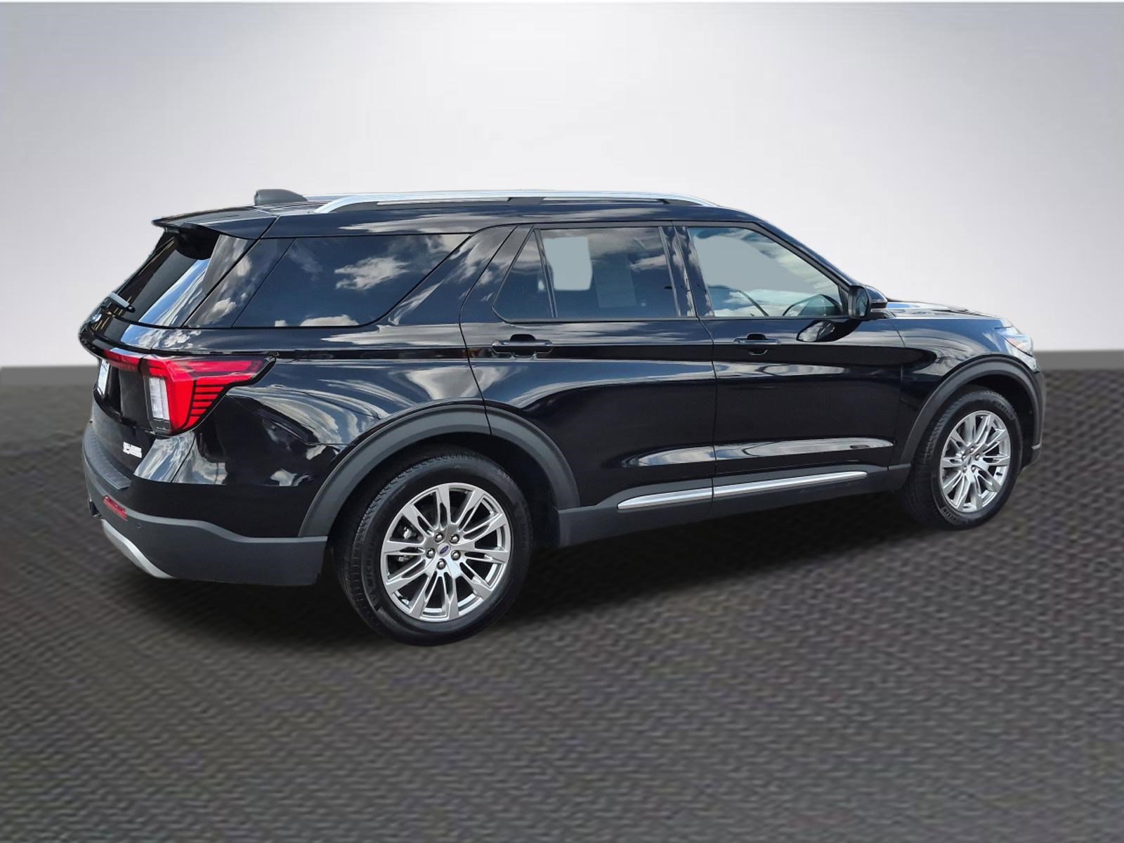 Certified 2025 Ford Explorer Platinum image 4