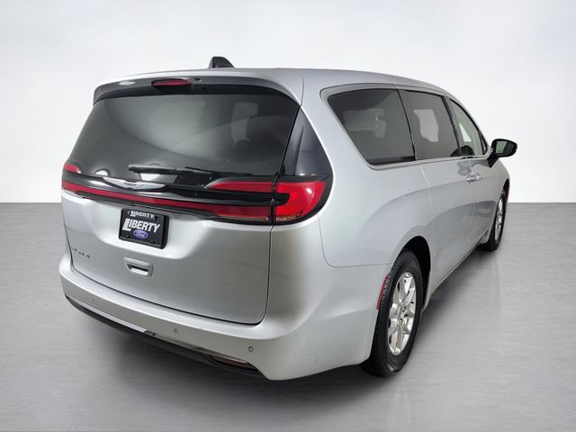 Used 2024 Chrysler Pacifica Touring-L FWD image 3