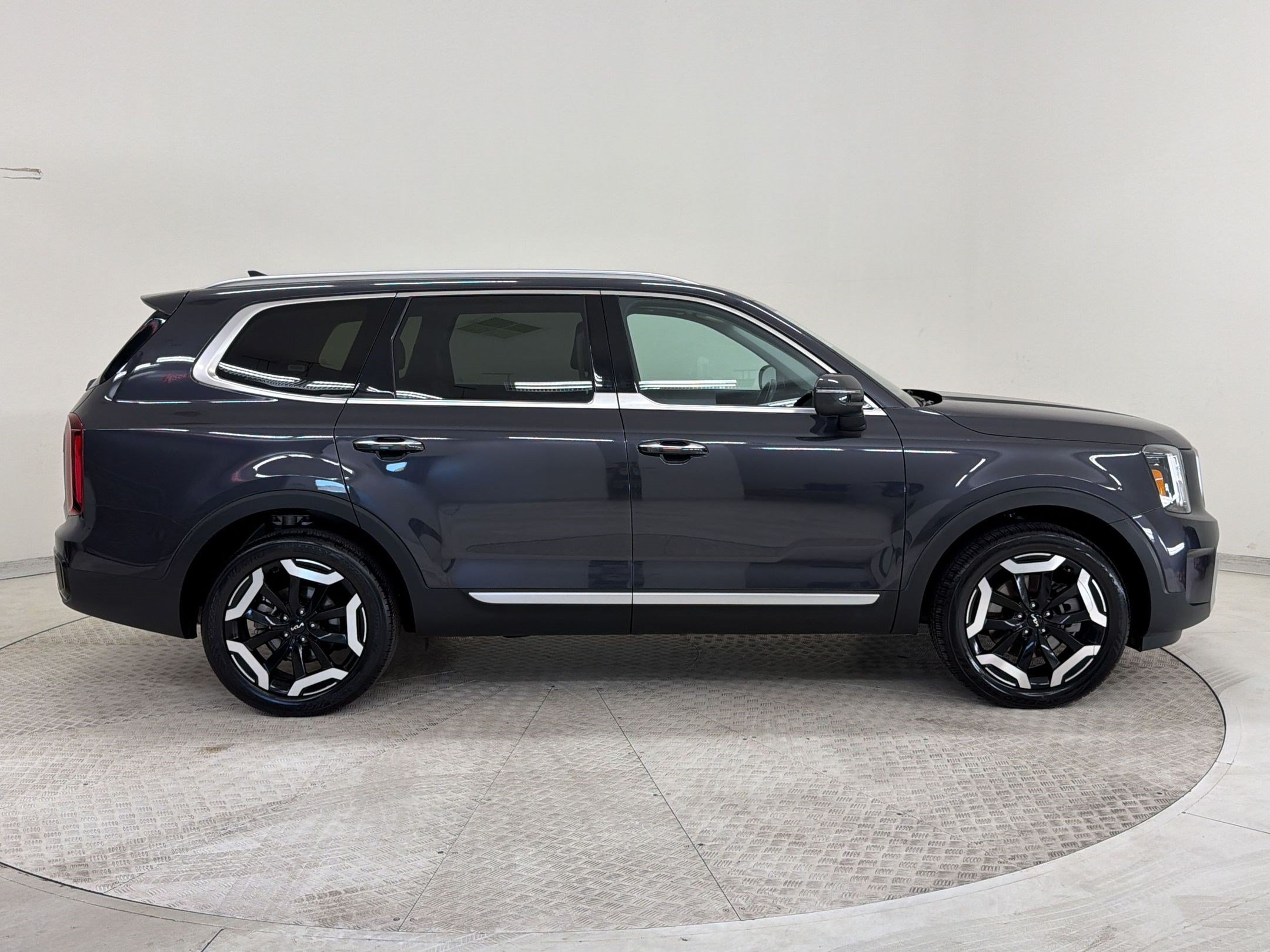Used 2025 Kia Telluride S FWD image 8