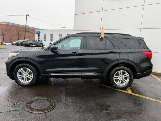 Certified 2023 Ford Explorer XLT image 3