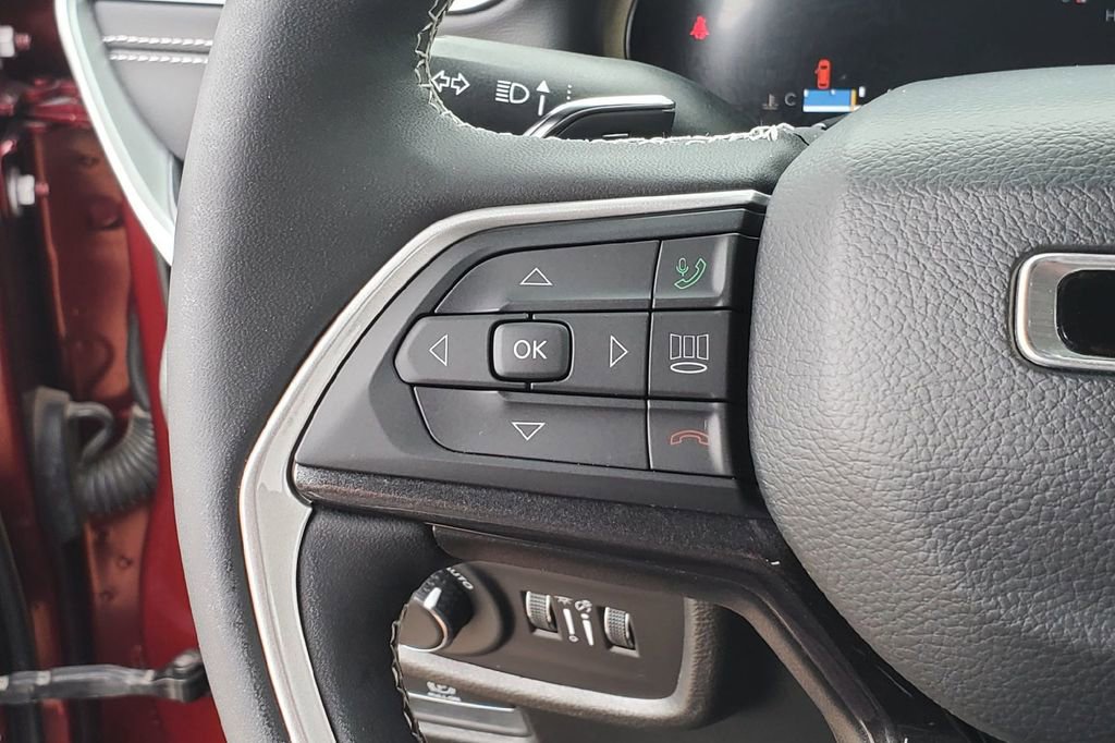 Used 2023 Jeep Grand Cherokee Altitude RWD image 7