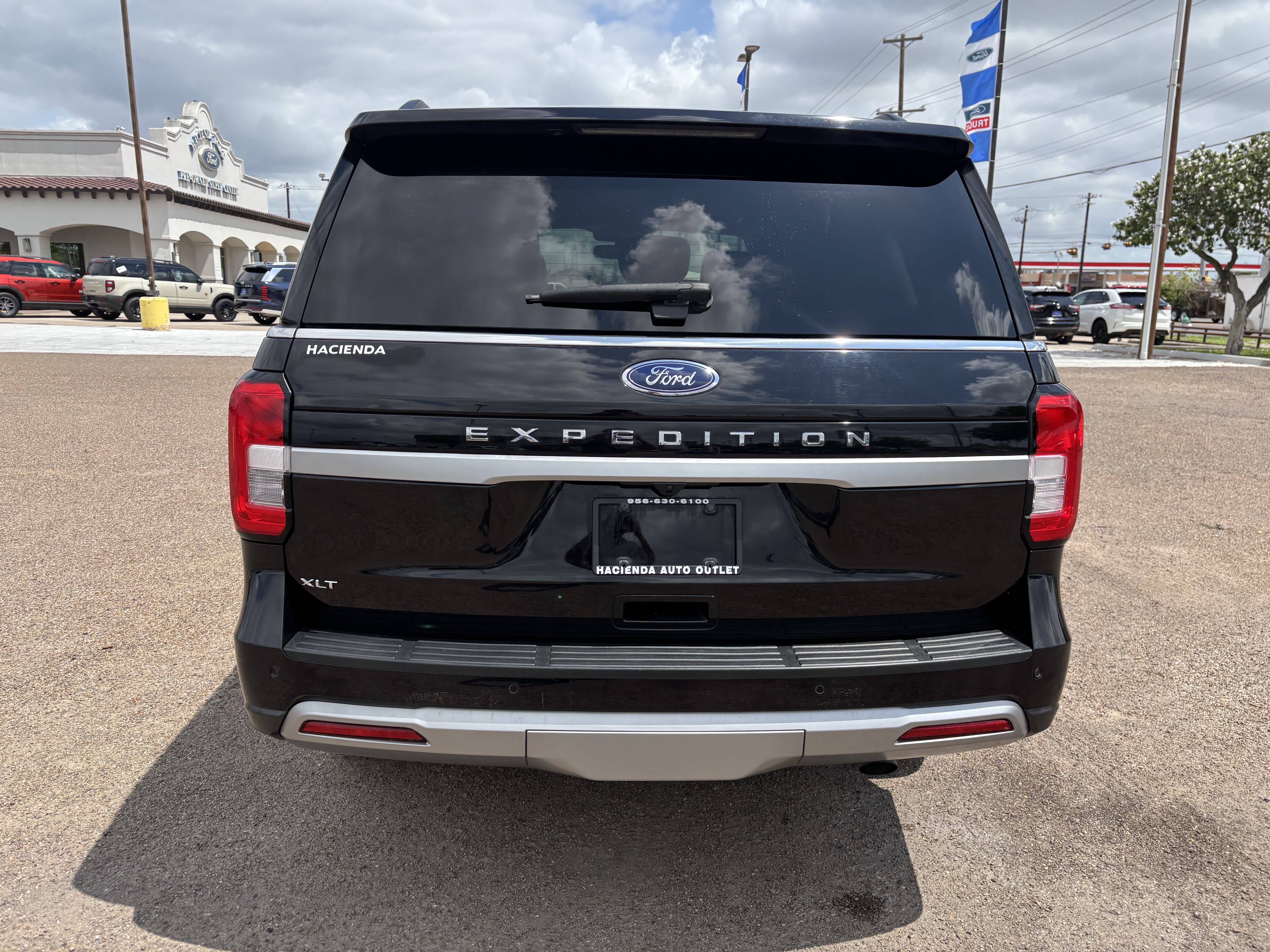 Certified 2023 Ford Expedition XLT RWD image 4
