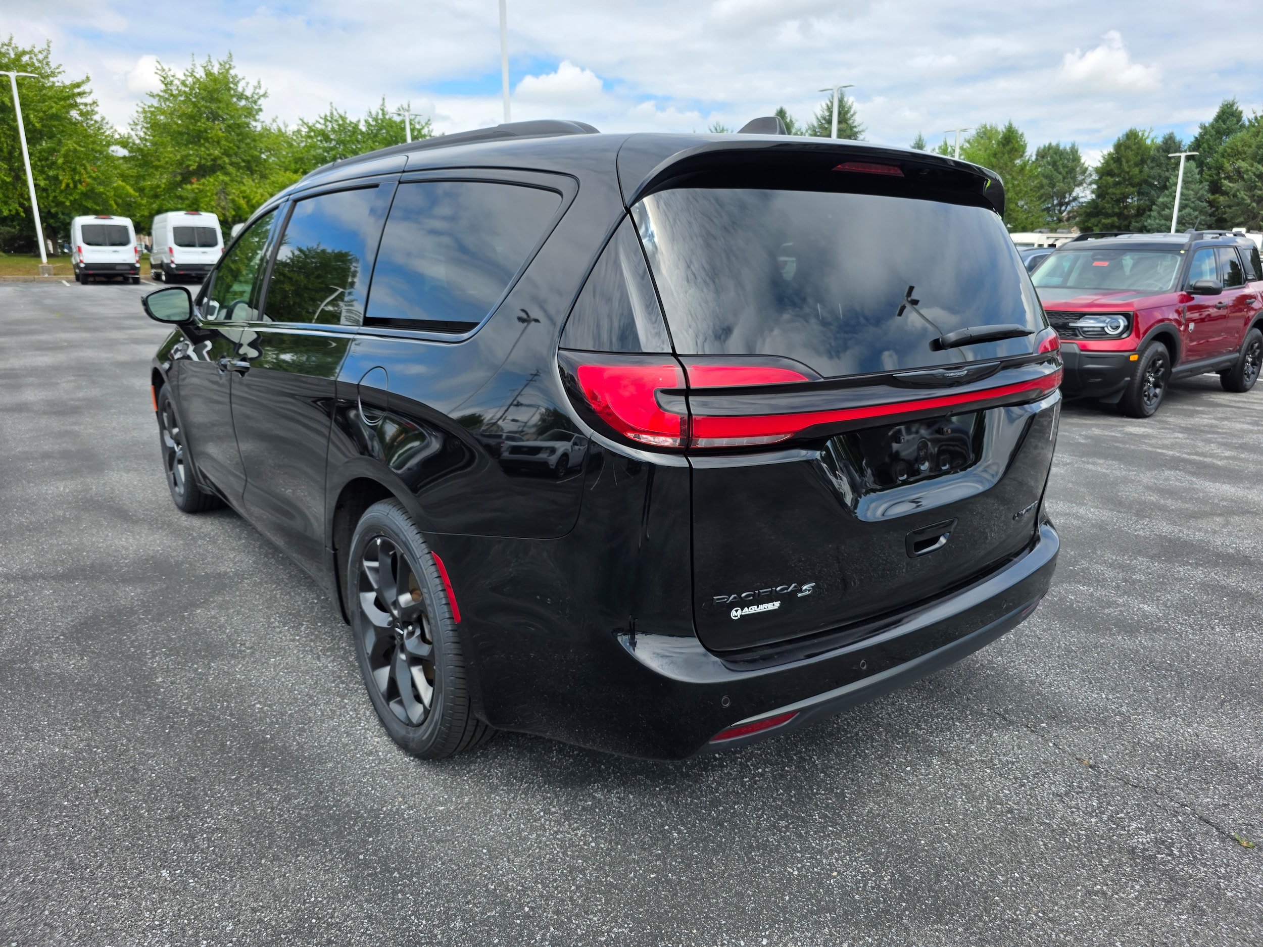 Used 2025 Chrysler Pacifica Limited FWD image 3