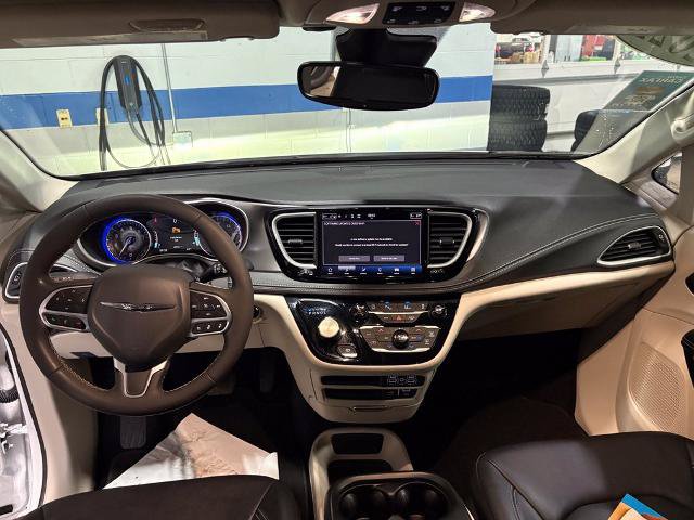 Used 2022 Chrysler Pacifica Touring-L FWD image 13