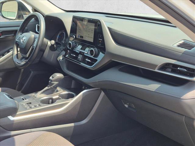 Used 2023 Toyota Highlander LE AWD/4WD image 25