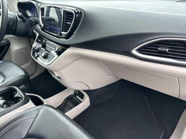 Used 2023 Chrysler Pacifica Touring-L FWD image 21