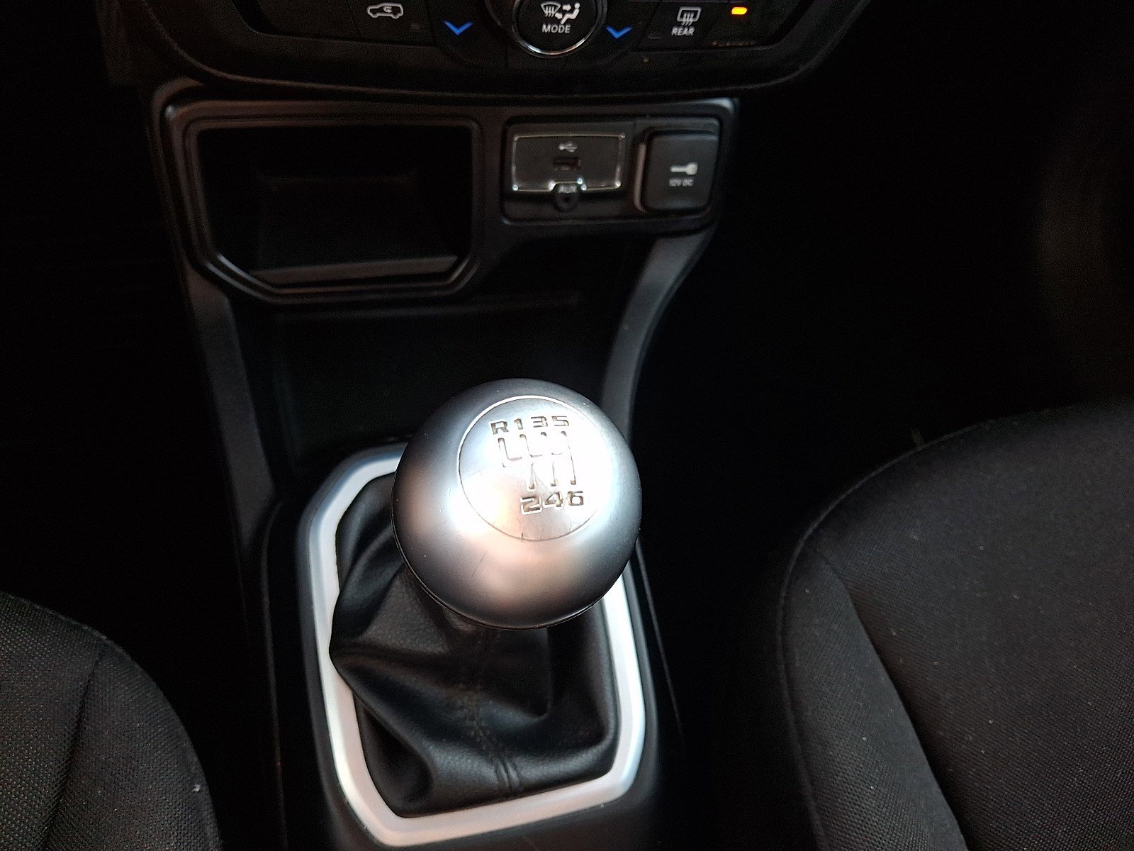 Used 2018 Jeep Renegade Latitude FWD image 12