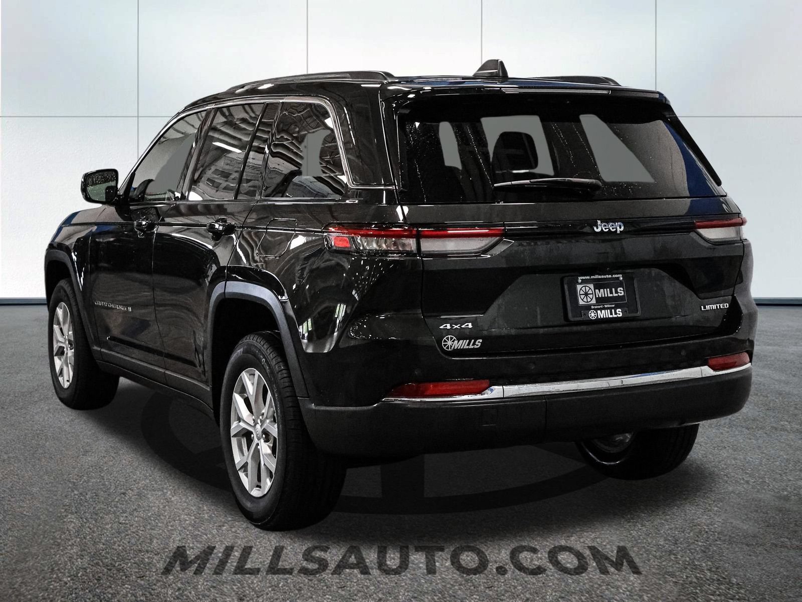Used 2023 Jeep Grand Cherokee Limited AWD/4WD image 5