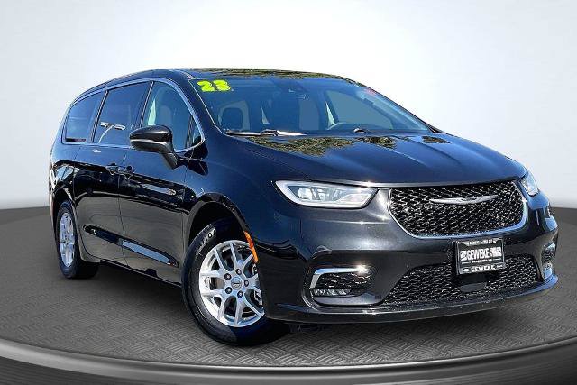Used 2023 Chrysler Pacifica Touring-L FWD image 11