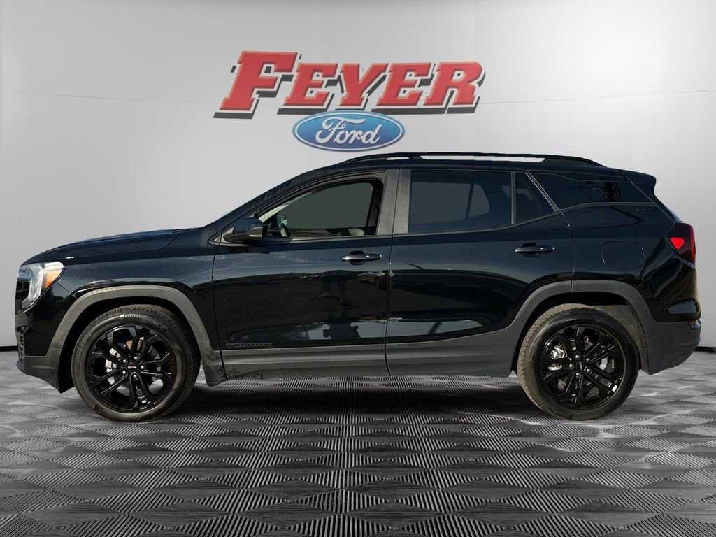 Used 2022 GMC Terrain SLE w/ Driver Convenience Package image 2