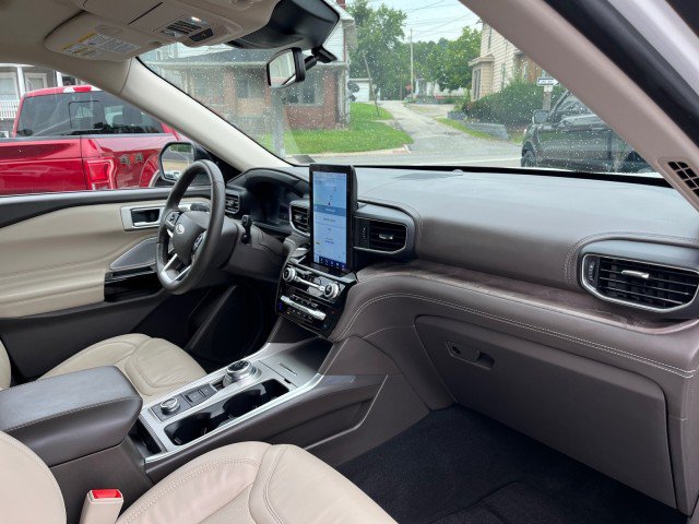 Certified 2024 Ford Explorer Platinum w/ Technology Package AWD/4WD image 19
