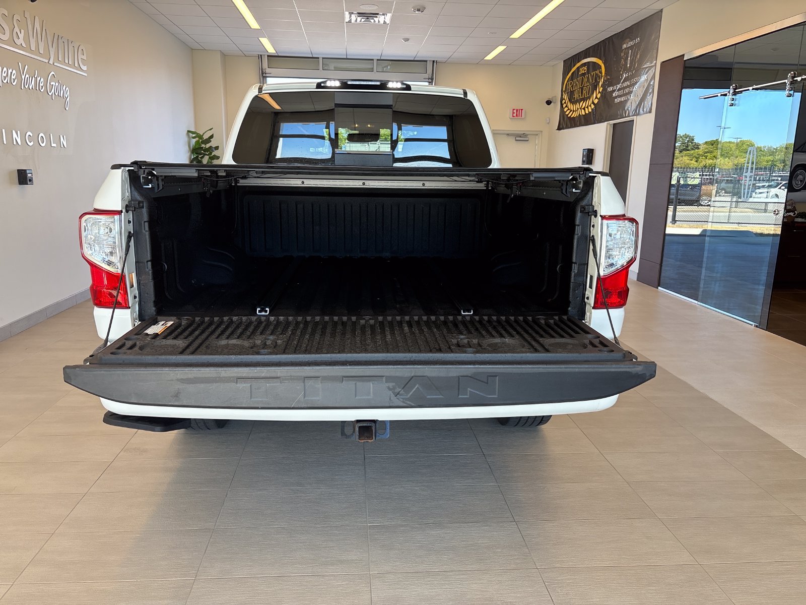 Used 2021 Nissan Titan SV w/ SV Convenience Package AWD/4WD image 10