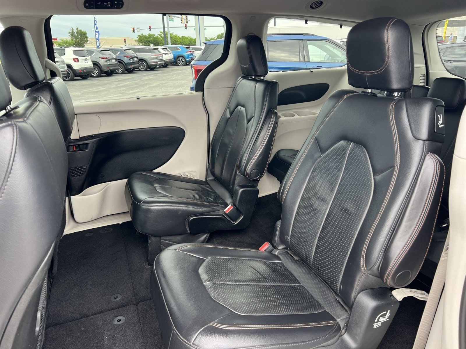 Used 2018 Chrysler Pacifica Touring-L FWD image 32