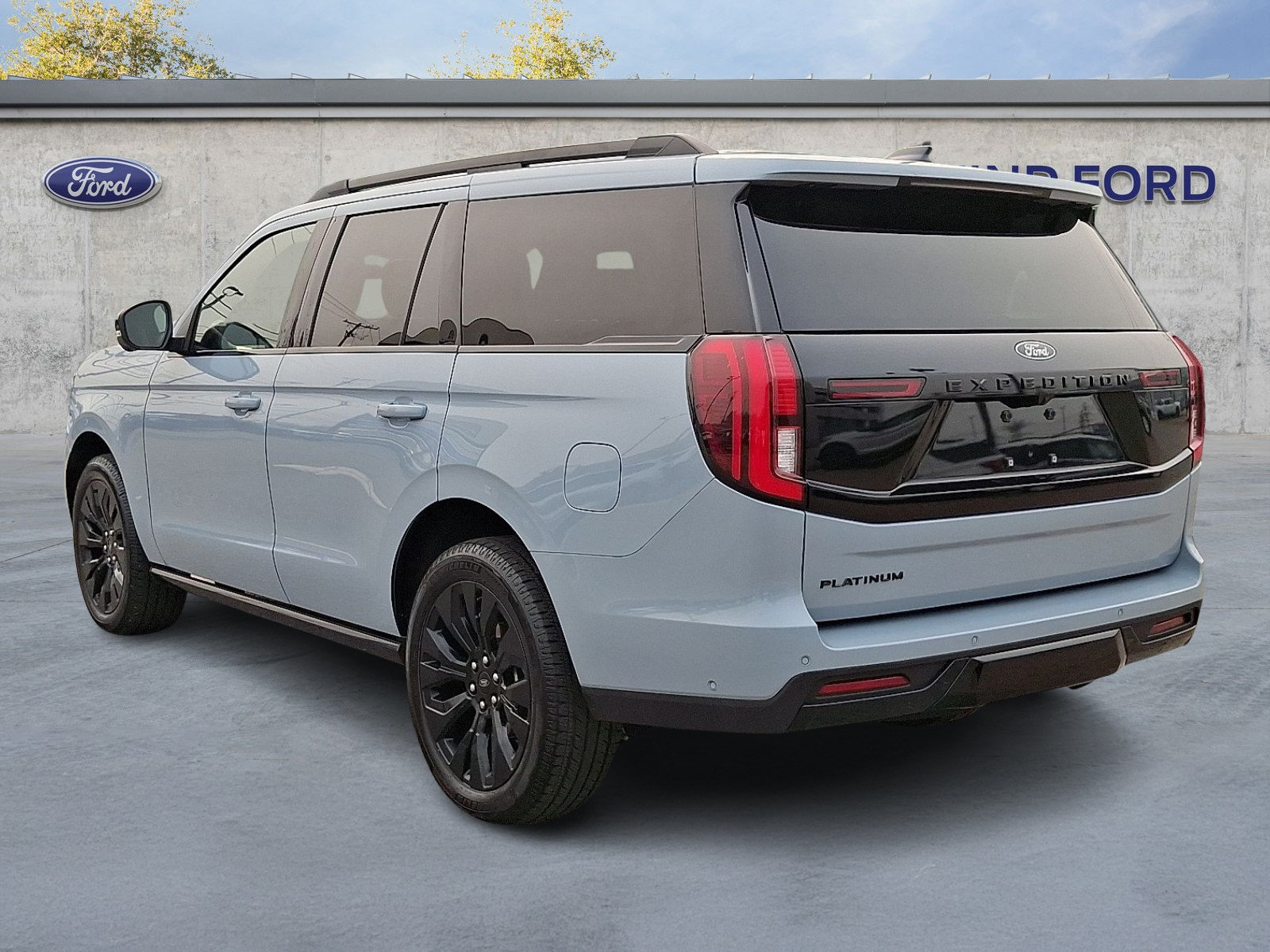 Certified 2025 Ford Expedition Platinum w/ Stealth Appearance Package AWD/4WD image 4