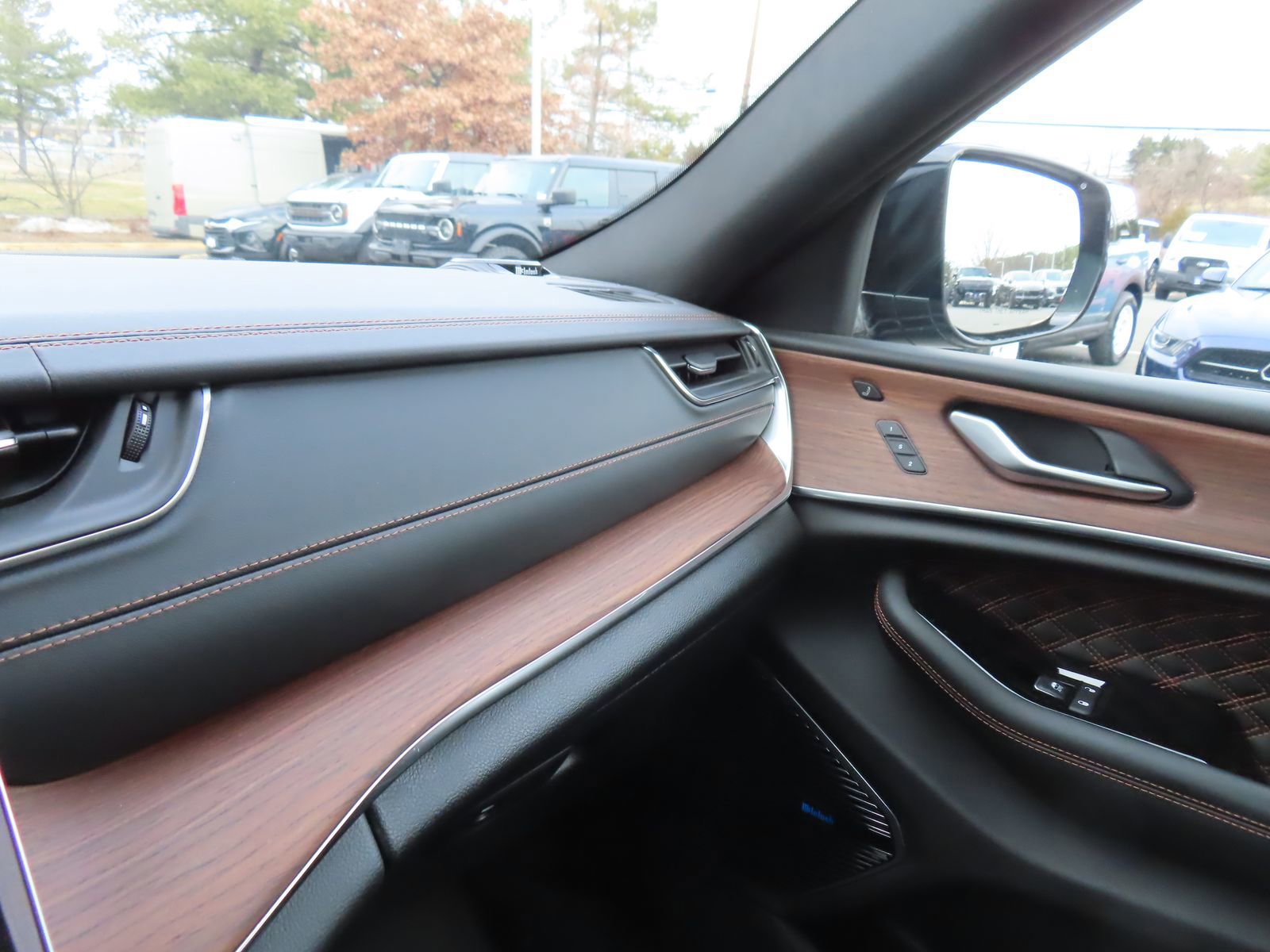 Used 2023 Jeep Grand Cherokee Summit w/ Luxury Tech Group V image 25