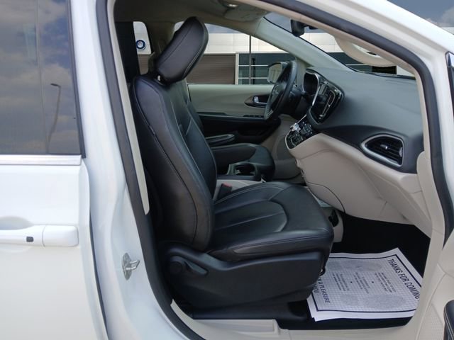 Used 2024 Chrysler Pacifica Touring-L FWD image 15