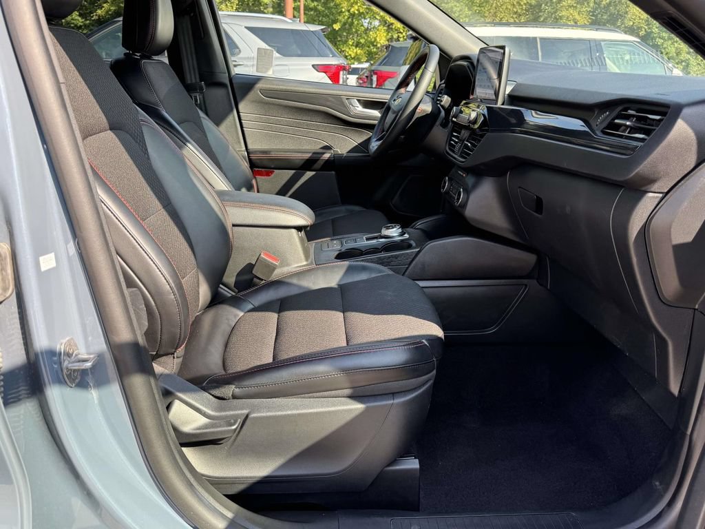 Certified 2025 Ford Escape ST-Line Select AWD/4WD image 15