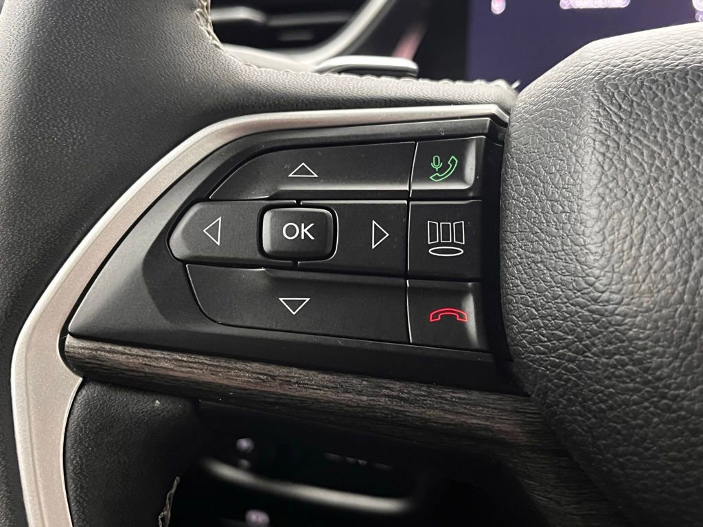 Used 2023 Jeep Grand Cherokee L Limited w/ Black Appearance Package image 21