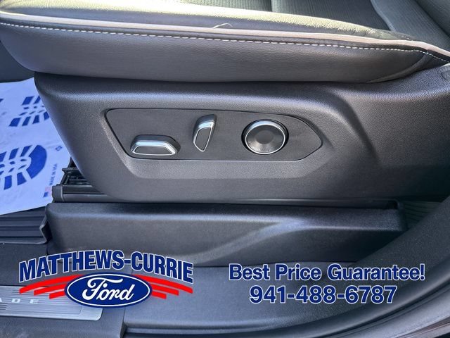 Used 2025 Cadillac Escalade ESV Premium Luxury w/ LPO, Floor Liner Package RWD image 9